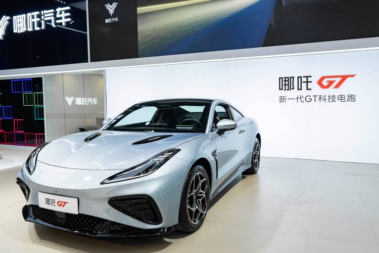 深圳75哪吒汽车在智能汽车领域的表现，领途汽车在新能源汽车市场中的影响力